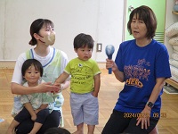 2歳児がインタビューを受けている写真です。