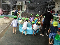 3歳児がプール遊びをしている写真です。