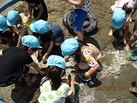 4歳児が泥んこ遊びをしている写真です。