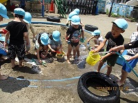 4歳児が泥んこ遊びをしている写真です。
