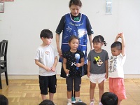 4歳児3歳児がインタビューを受けている写真です。