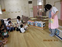 看護師が歯の話をしている写真です。