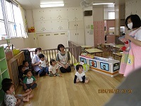 看護師が歯の話をしている写真です。