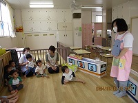 看護師が歯の話をしている写真です。