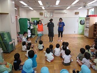 監視員の説明をする写真です。