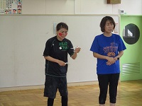 熱が出たらプールに入れない話をしている写真です。