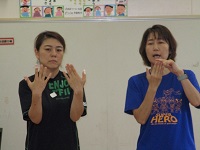 爪が長いとケガをする話をしている写真です。