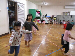 リズムあそびの様子の写真