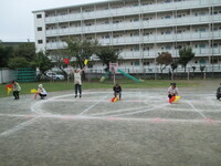 職員が踊っている写真