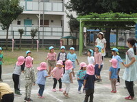 2歳児と5歳児が踊っている写真