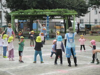 みんなで踊っている写真