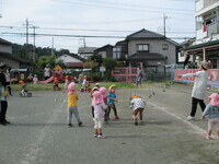 さつま芋のつるで遊んでいる写真