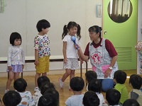 インタビューを受けている写真です。