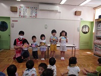 誕生カードを見せている写真です。