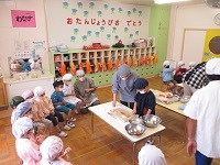 調理している写真です。