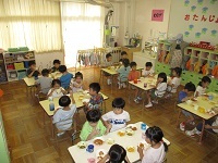 カレーを食べている写真です。