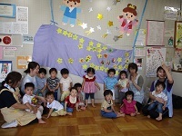 1歳児クラスが集合している写真です。