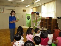 お土産のお菓子を栄養士からもらっている写真です。