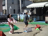職員が織姫と彦星に扮して踊っている写真です。