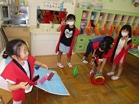 輪投げ屋をしている写真です。