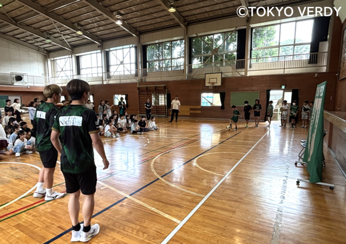 写真:選手と子どもたちでボールパスを行う様子