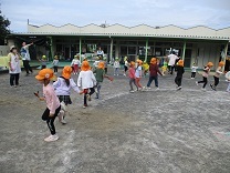 写真：3歳児、5歳児がよさこいを踊っている様子