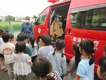 写真：消防士さんの説明をしっかり聞く5歳児
