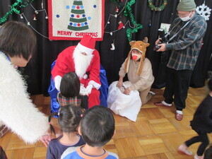 サンタさんにプレゼントをもらう写真