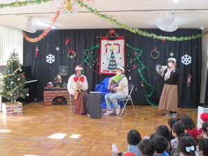 サックスとギターの演奏をしている写真