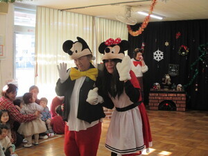 ミッキーとミニーの格好をした職員の写真