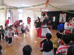 ダンスを踊っている写真