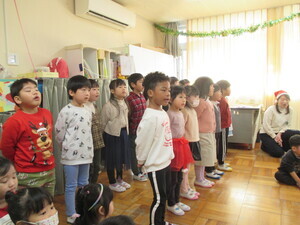 年長児が歌を歌っている写真