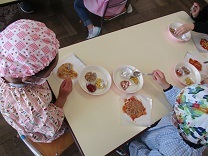 トッピングしている様子