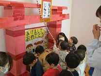 神社でお参りしている様子