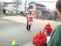 鬼の絵を持った職員の写真2