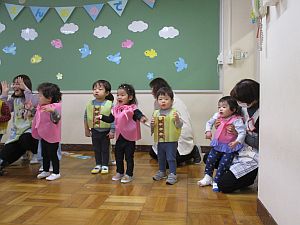 乳児のうたのプレゼントをしている写真