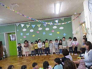 3歳クラスの子どもたちがタンバリンで合奏しているところの写真