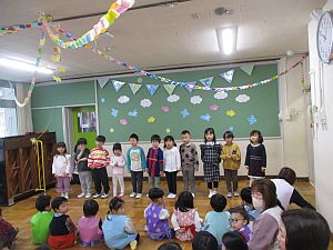 4歳児クラスの子どもたちがお祝いの言葉を言っている写真