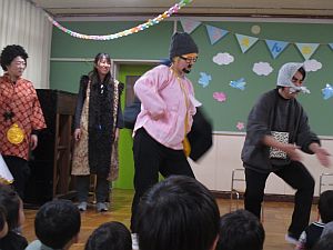 泥棒たちが逃げる練習をしているところの写真