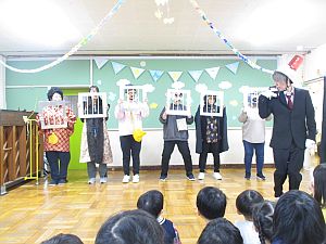 牢屋に入れられた泥棒たちの写真