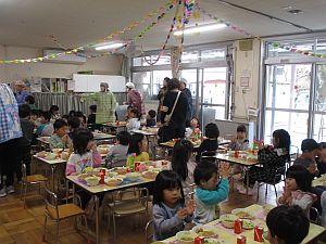 ホールで会食の様子の写真