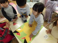写真：福笑いで遊んでいる様子