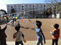 写真：羽根つきをしているところ