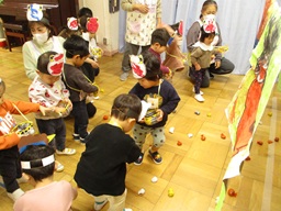 写真：ひよこぐみが豆まきをしています