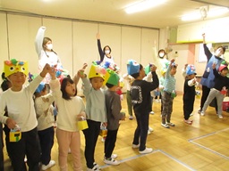 写真：年長組が豆まきをしています