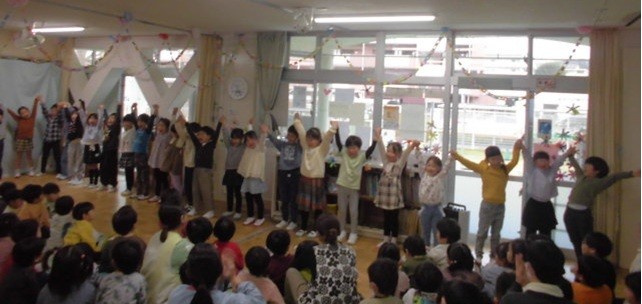写真：年長クラスが卒園を祝ってもらっています