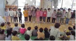 写真：きりんぐみが集会の司会をしています