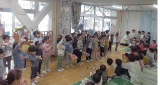 写真：うさぎ組がマツケンサンバを踊っています