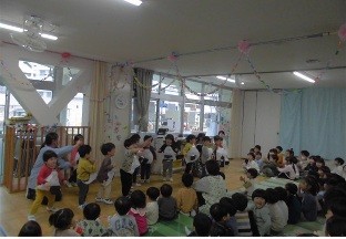写真：あひる組からの出し物を行っています