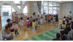 写真：ひよこ組が踊りを踊っています